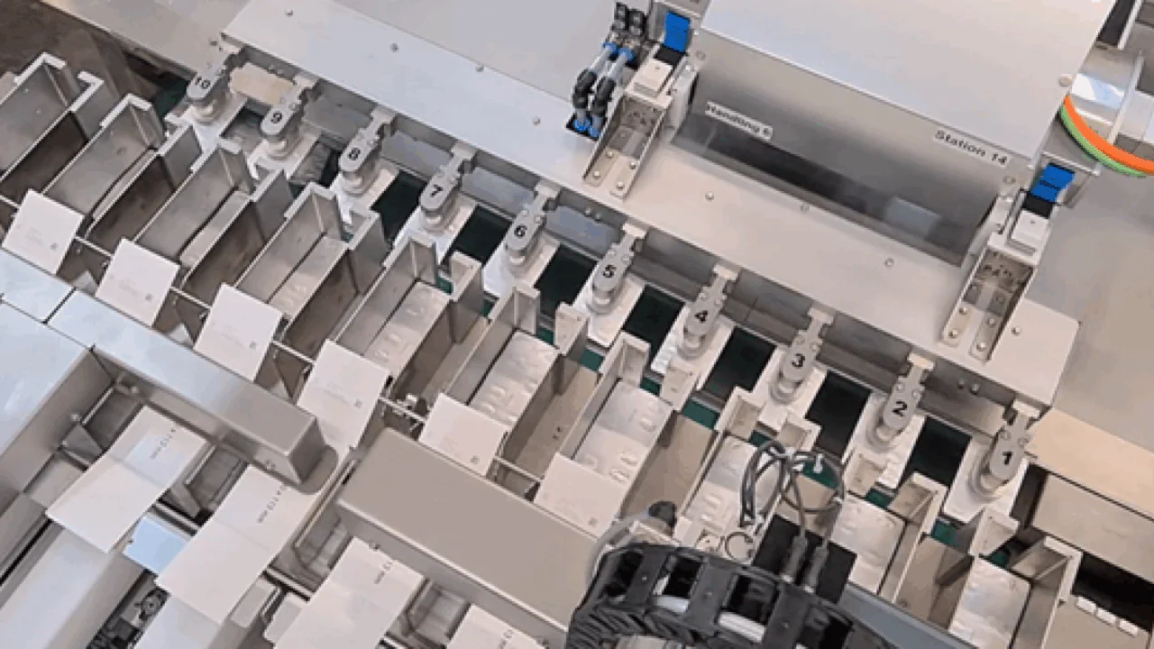 Kundenspezifische Automationsmaschine von RoboMat für Pharma und Medtech