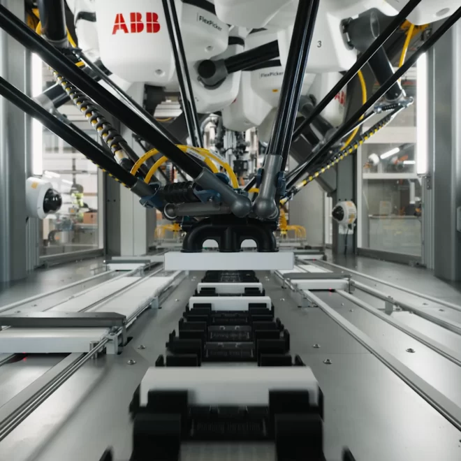 High-performance pharmaceutical infeed system for automatic product handling up to 300 packs per minute
